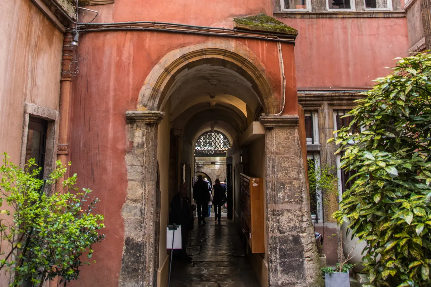 Acheter sur un terrain des Hospices Civils de Lyon : quelles différences ?  